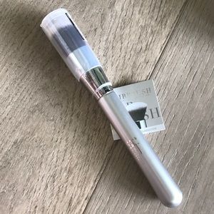 It Cosmetics Blurring Foundation Brush No. 101